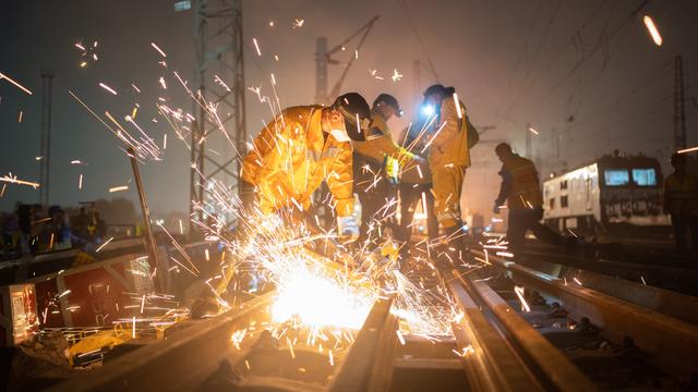 8大部门出拳，打破美元收割局，21招盘活大西部	，人民币亮剑！