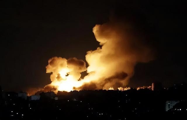 死伤不明！美军再次不宣而战，20架战机投下近百炸弹