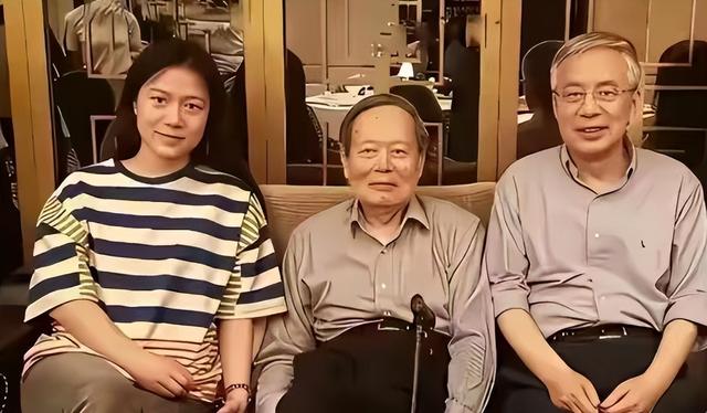 杨振宁遗体告别式当天，93岁弟弟杨振汉罕露面，透露哥哥未了心愿