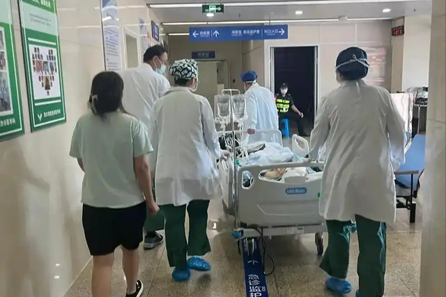 69岁大妈心梗离世，医生叹息：把5样当零食，心脏再好也扛不住