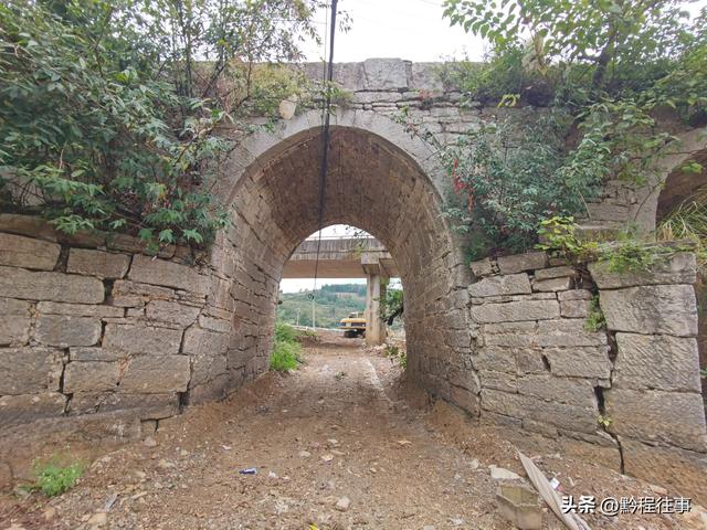 偏远乡野中寻找一个古寺遗址，探险一个深邃溶洞