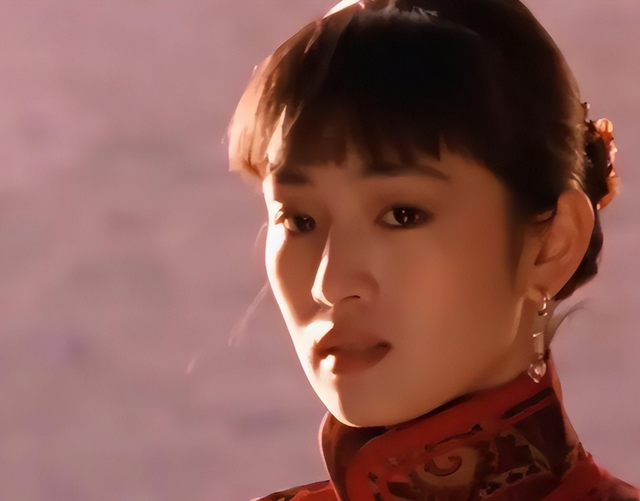 事实证明！陪马克龙回国的巩俐，可能已经走上了另一条大道