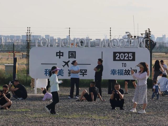 呼和浩特市：硬核打卡！与飞机近距离合影，震撼视角免费拍→