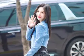 朴秀荣黑色皮裙配筒靴，美出新高度图片