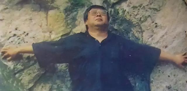 他只活了42岁	，一生妻离子散，兄弟反目，却被数亿人奉为精神导师