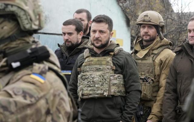 乌克兰突然制裁中国人，泽连斯基玩火自焚？中方亮出底线。