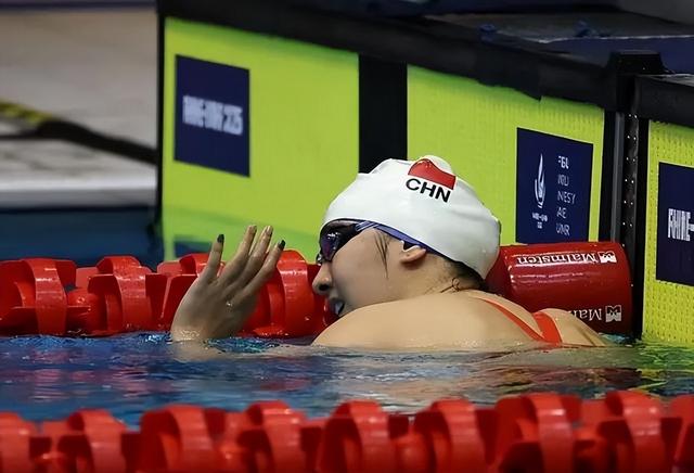 54秒！游泳天才少女强势拿下100米自由泳金牌，14岁就闪耀奥运会