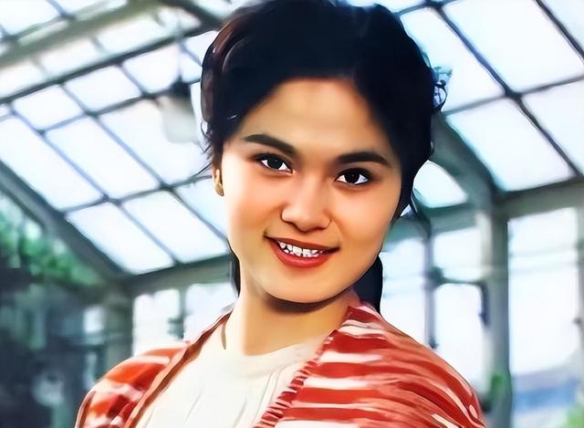 她是80年代央视美女主持，嫁给军委副主席之子，离婚后以卖画为生
