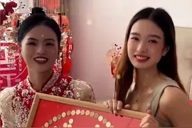 女子集200多个硬币拼囍字庆闺蜜结婚图片