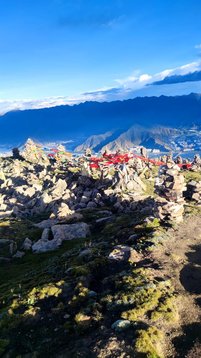 爬拉萨哲蚌寺后山，从海拔3600米到山顶5300米，上下20公里