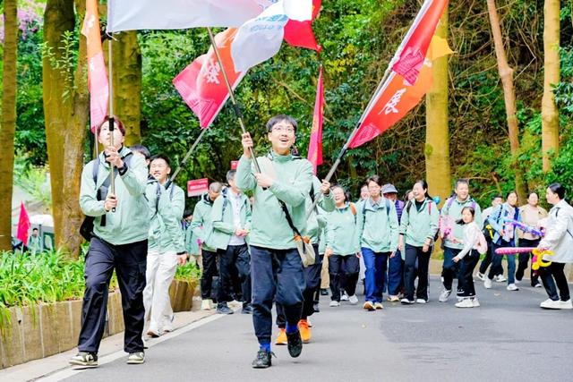 向上攀登！广中医三院2025年职工登山活动圆满举行