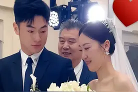 张怡宁婚礼落泪，携丈夫儿子出席 丈夫咳嗽显苍老，被爆是袁立前任图片