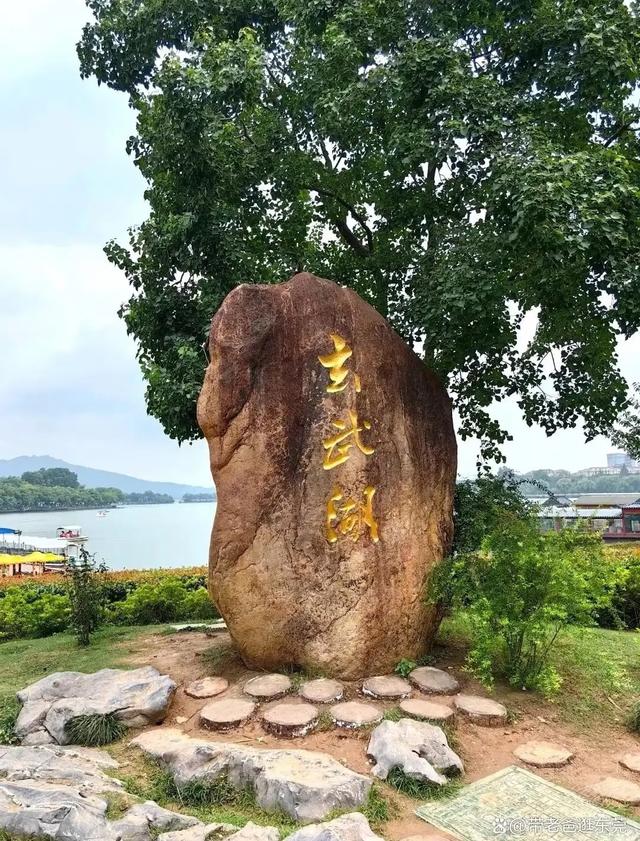 我是上海人，旅游景点玄武湖，坐老画舫游湖看小岛很惬意