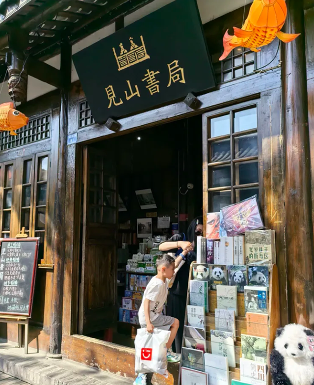 宽窄巷子里，藏着蜀地的自信与闲适