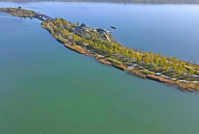 西安七夕公园:水韵织就初冬美景