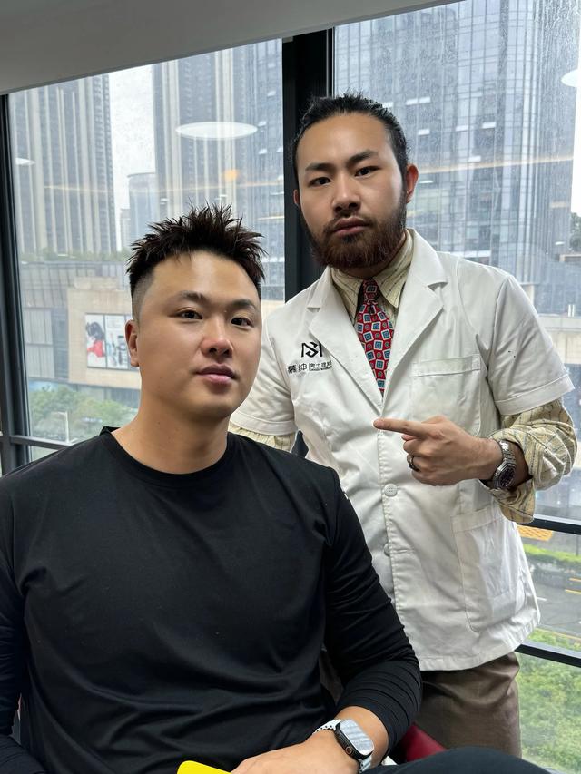 男篮前国手娶女篮一枝花,晒一家三口大合照,夫妻都是联赛冠军