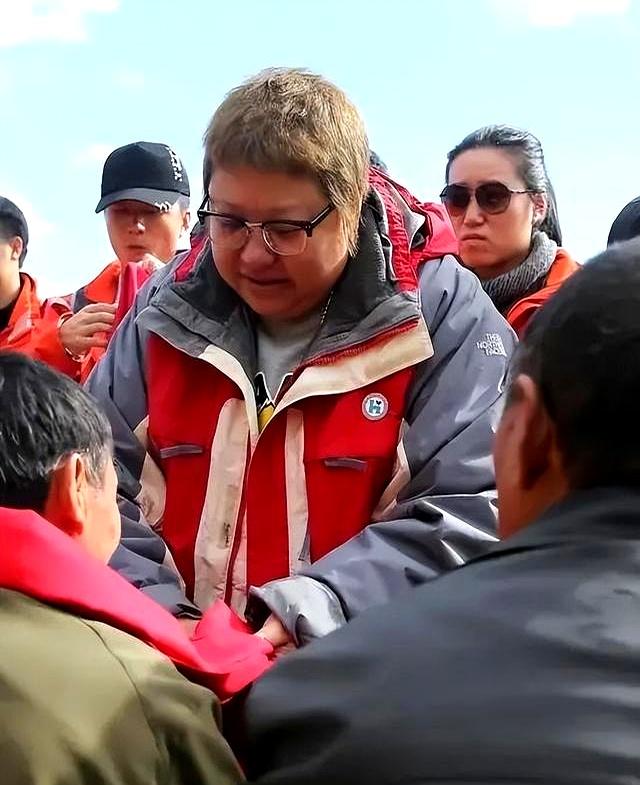 贪污上亿、假慈善？这次，当众落泪的韩红，再次印证孙燕姿的评价