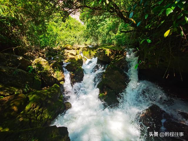 一个洞内烟云氤氲的躲匪洞，一个白练如幕的暗河瀑布