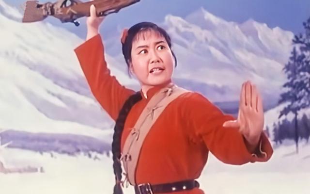 吃里爬外，永不回国？她带领30名演员选择留美，如今年过花甲归来