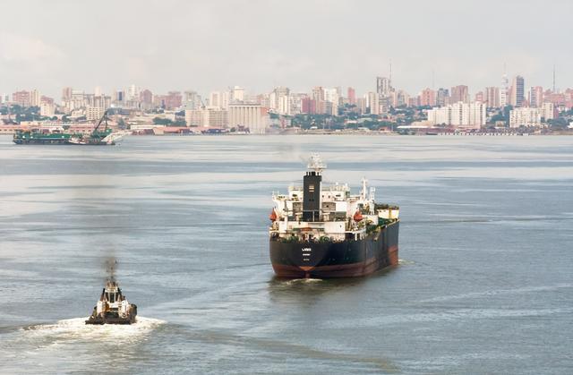 特朗普演都不演了！美军第2次突袭超级油轮，硬抢中国180万桶原油