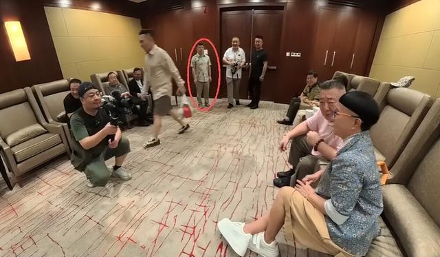 曾扬言要让中国向世界道歉的阿丘，被央视除名后，如今过得怎样