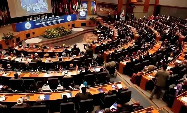 美媒很感慨：要不是中国还在反抗特朗普，怕是全世界都向他投降了