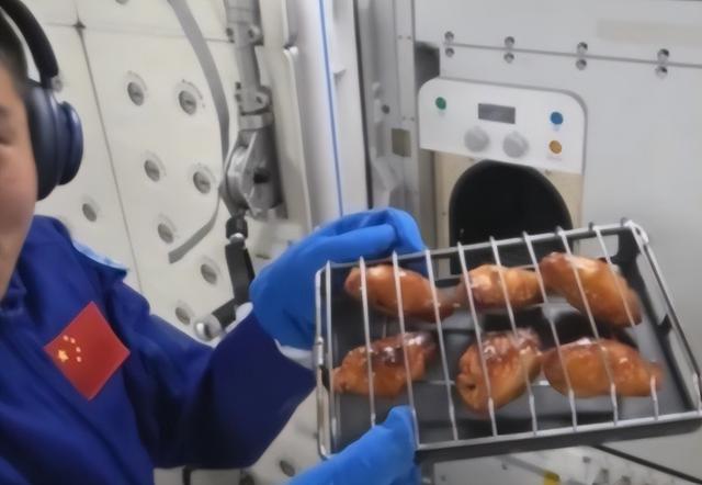 太空碎片威胁升级，神舟二十号飞船遭撞击，6名航天员能否长驻？