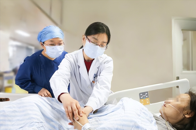 44岁女子高烧三天，查不出病因后心衰，医生脱下她裤子后发现病灶