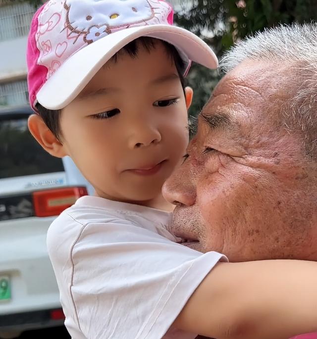 小天赐	，终为父母当年的“冲动	”买了单，年仅6岁活得不像个小孩