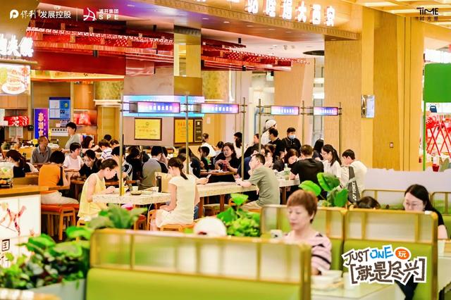 浦东嘉年华丨“星星人”甜蜜空降，“折上折”购物狂欢……快来解锁陆家嘴假期消费新玩法