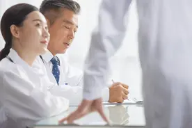 大腿根长个大包不疼不痒怎么回事图片