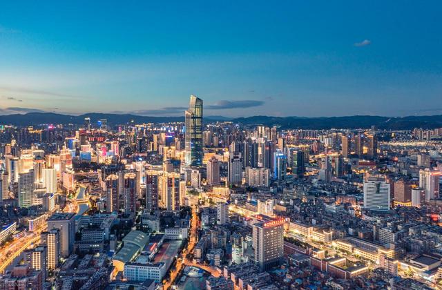 西南地区唯一的特大城市，GDP破8000亿，享有“春城”的美誉