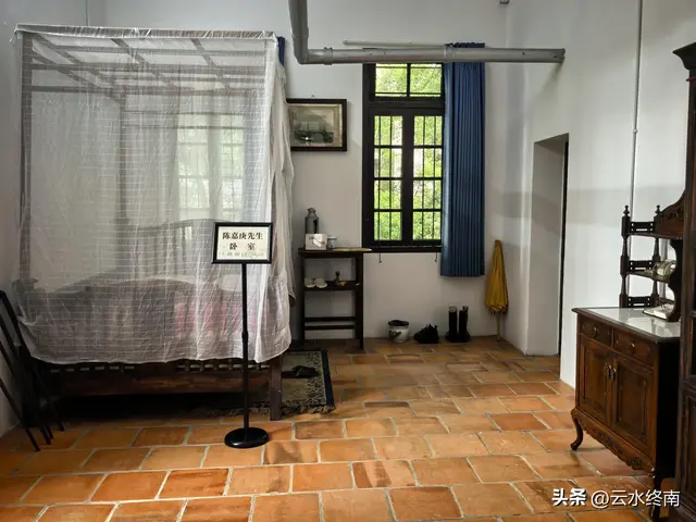 我看到以国家的名义纪念一个人！在一个从小学中学上到大学的村子