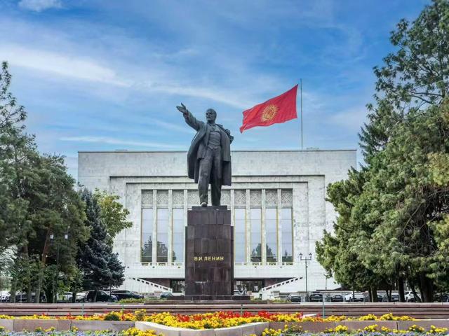 中亚小瑞士，与新疆共享天山，藏美景无数，还是传说中李白的故乡