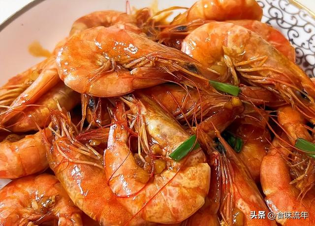 香味浓郁的蒜香油焖大虾，解馋味美又下饭，老少解馋的肉食菜肴