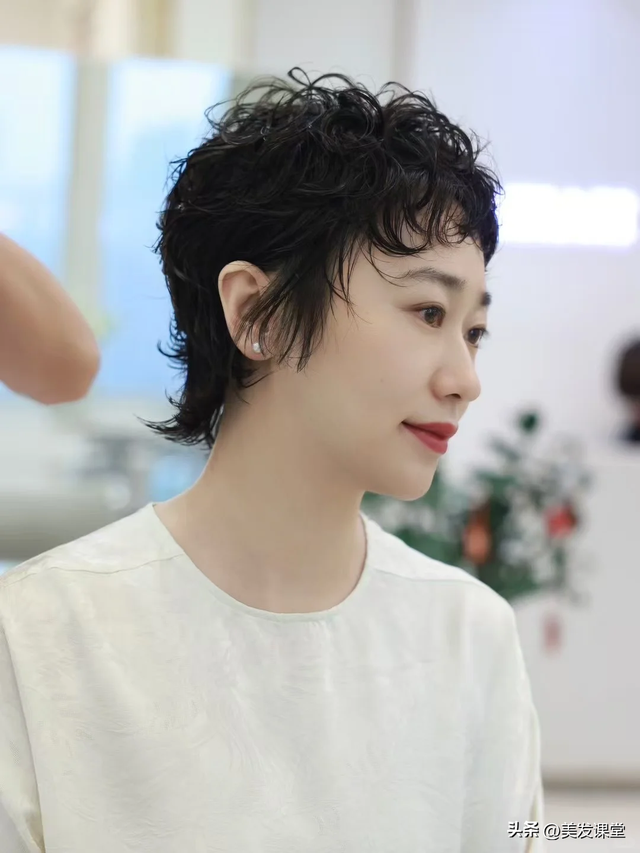 三种很流行的女生烫发发型， 慵懒蓬松很优雅，极具高级感