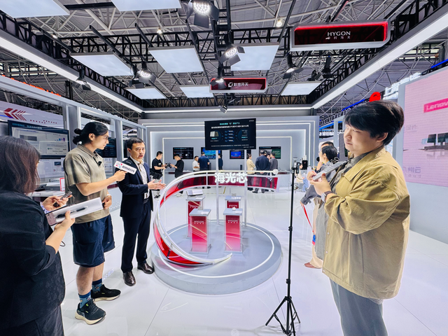 2025中国国际城市轨道交通展览会在青岛西海岸新区举行 交通强国“芯”力量亮相！