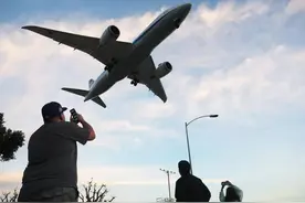 乘客空中欲开舱门，日本飞往美国航班被迫改道图片