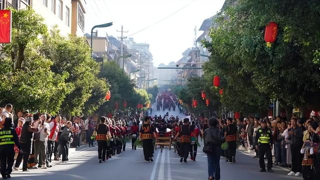 绿春长街古宴丨绿春：八方宾客共赴长街古宴 通信铁军护航民族团结盛会