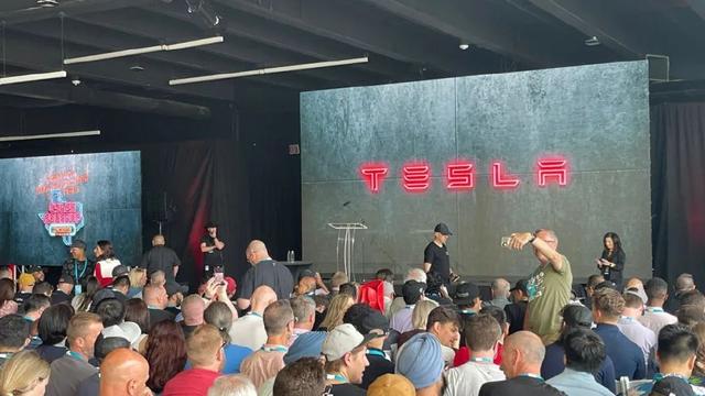 特斯拉狂批通过！批准马斯克万亿美元薪酬，其与机器人共舞庆祝