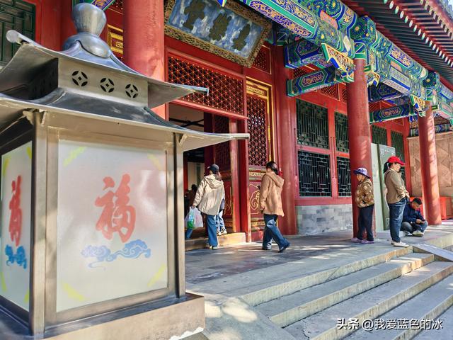 参观北京恭王府，过去一直觉得这是小景点，没想到游客居然这么多