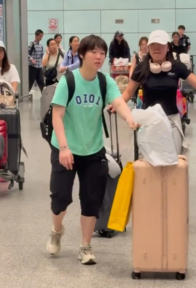 国乒暴雨天落地北京，王楚钦王曼昱等待拿行李。两天后出发瑞典！