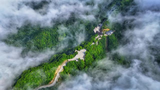 烟火漫石泉，山水寄长情