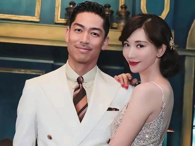 用力过猛！51岁林志玲打扮日系现身上海，女神还是“装嫩”？