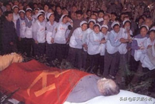 毛主席追悼会开始前10分钟，突然发生一件事。华国锋：请不要捣乱