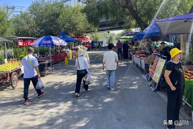 乌鲁木齐最正宗的美食在温泉西路，每天人山人海，热闹得有点过分