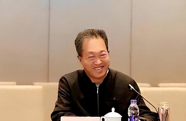 出门有多名女秘书陪伴，非法敛财100亿，昔日首富还是付出了代价