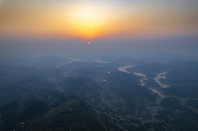 贵州兴义：云端探景 捕捉云海日出