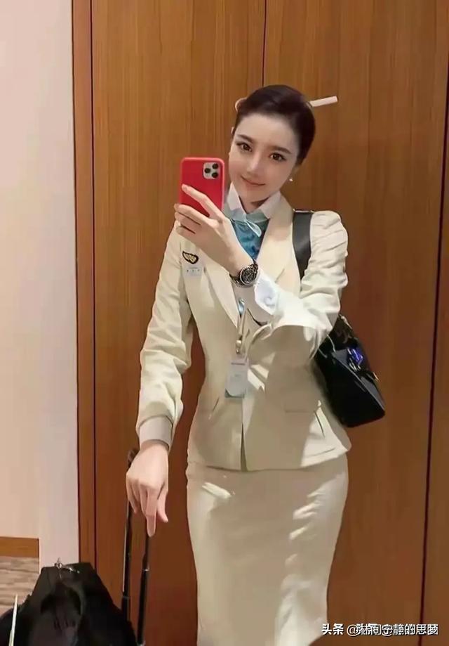 她是我见过的最美空姐，没有之一，穿白色制服，好身材更是绝了