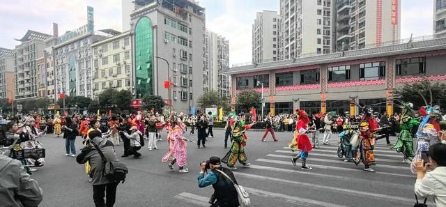 游客亲历连南盘王节巡游，普通观众拍照好难，叹：好看表演被毁？